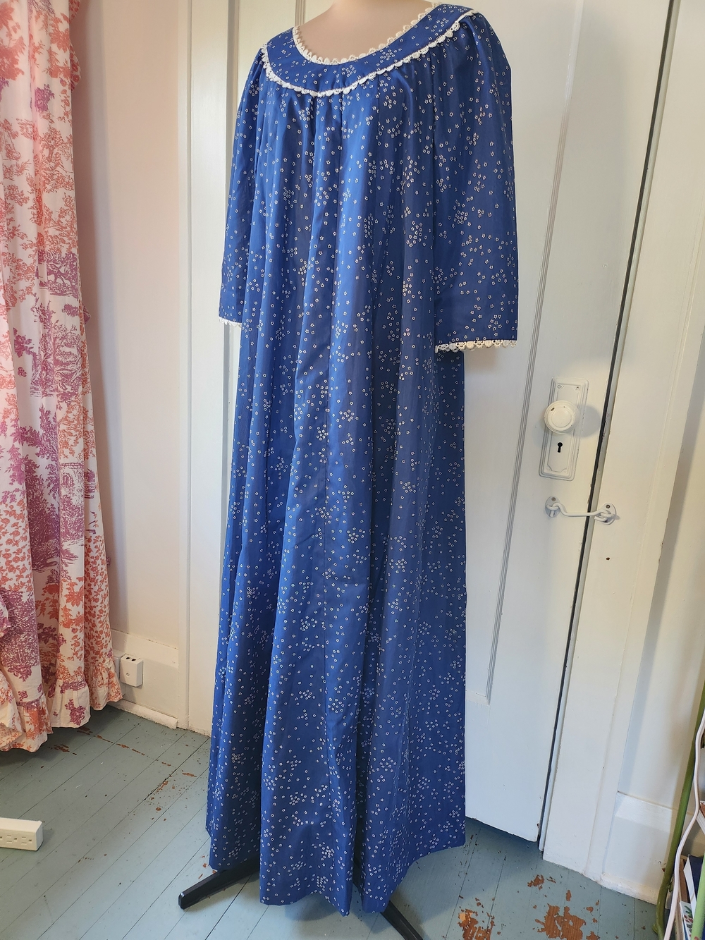Vtg 60s/70s Kiyomi of Hawaii Navy Blue/White Floral Lace-Edged Mumu